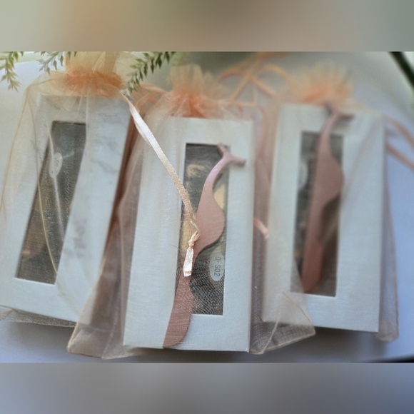 Luxe 3D Mink Eyelashes - Picture 3 of 4